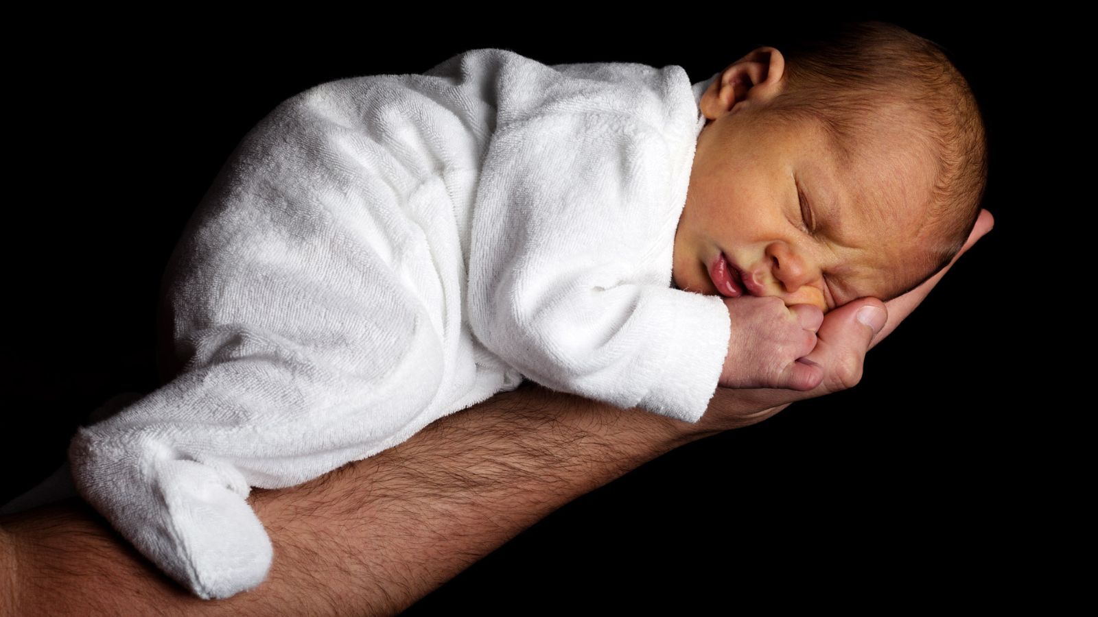 Novorozenec spící na ruce