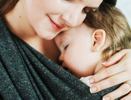 Nošení miminka jako odpověď na neklidný spánek